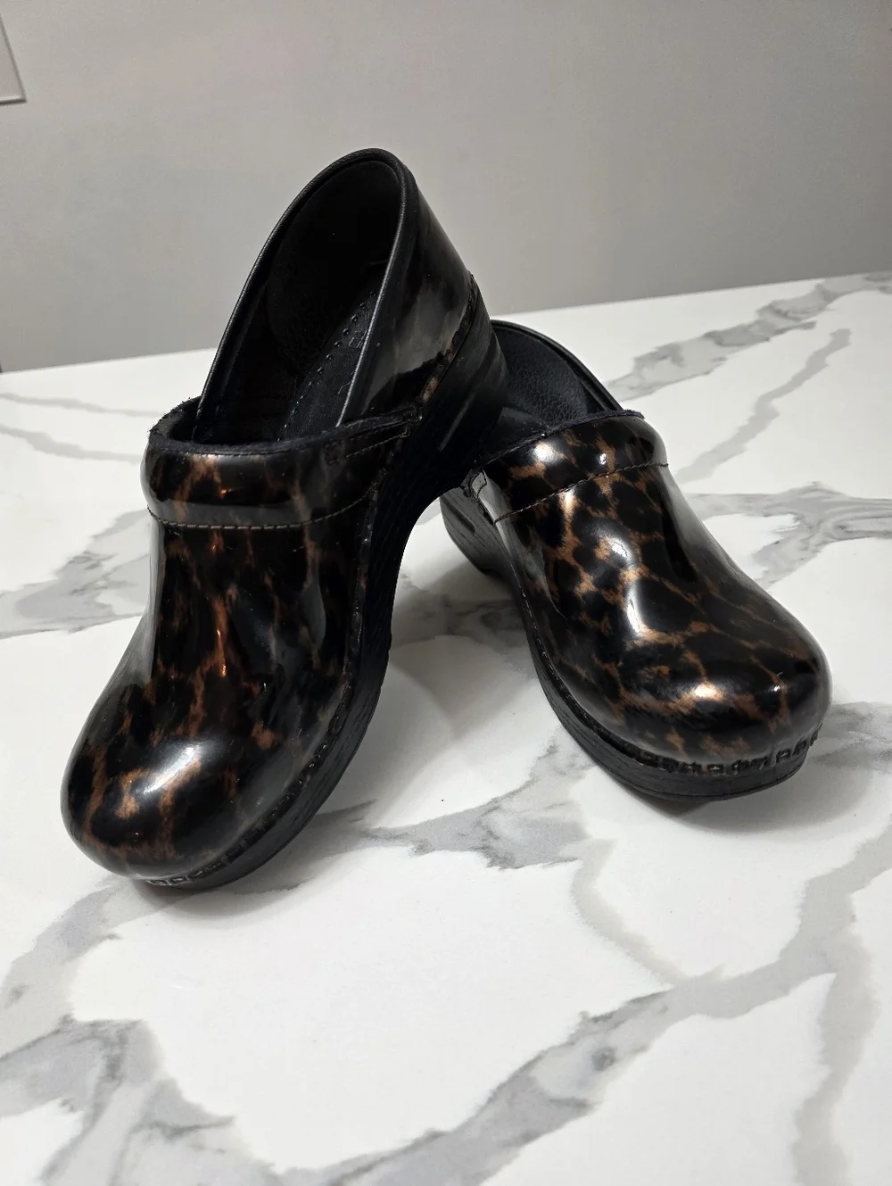 Dansko Patent Leopard Clogs Womens 39/8.5 - Picture 1 of 9